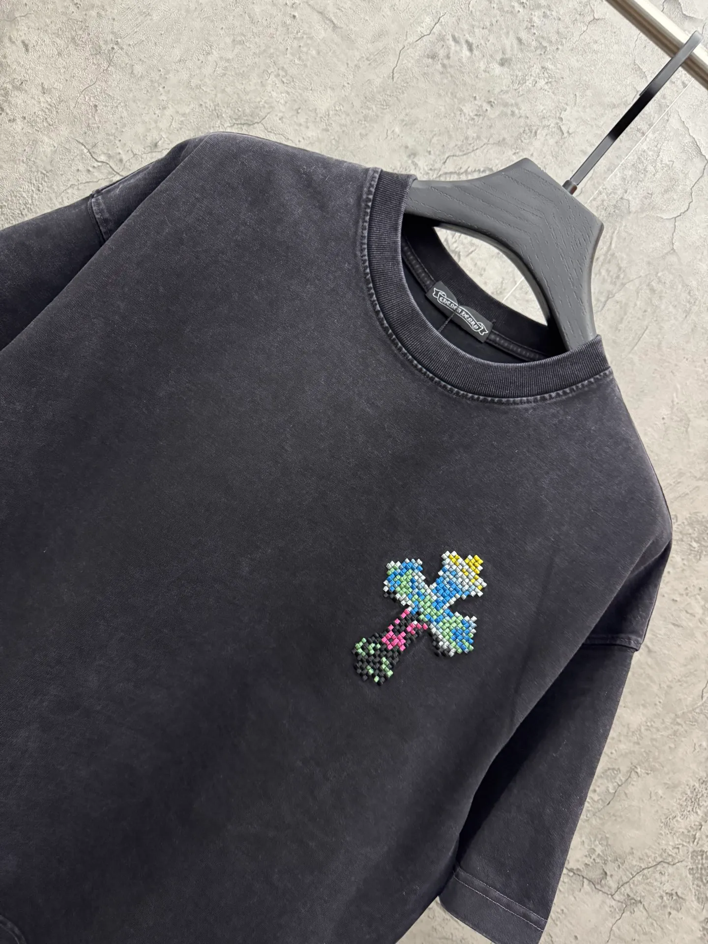 P220 top version, real shot without P, ​​different from market currency) 𝗖𝗵𝗿𝗼𝗺𝗲 𝗛𝗲𝗮𝗿𝘁𝘀/Chloe Heart 2026 Spring New Original Single Counter American Washed Patch Embroidered Couple Short Sleeves 👑The highest version! Customized fabric 320 grams, washed and fried. Best-selling model at the counter. Very comfortable to wear. Accessories: Original molded and authenticated collar label➕100% silk wash label. Genuine purchase-grade original hangtag➕matching hanging rope➕3D hanging beads➕original packaging bag. Craftsmanship: The original version has consistent wiring! The highest version of the armhole matching technique! Color: Black Gray Size: S M L XL Style No.: 6604